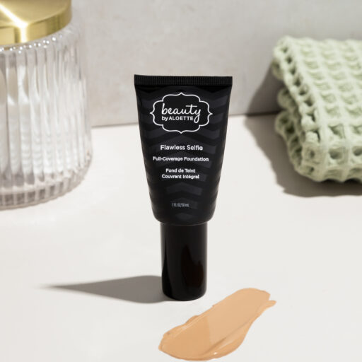Flawless selfie - light tan - lifestyle - cream 300.jpg